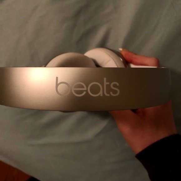 NEW Wireless Beats by Dre! - Picture 3 of 4